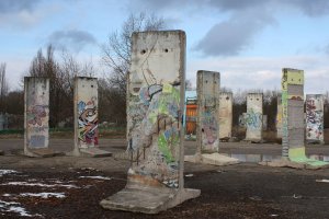 Ausstellung von Mauer-Segmenten auf dem Gelände des ehemaligen Betonwerks Teltow (3); Aufnahme 2015