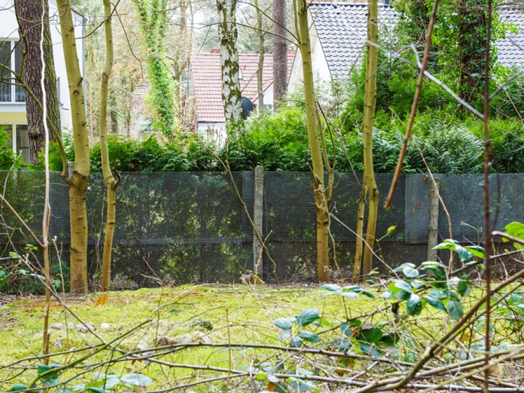 Rekonversion von Streckmetallgitterfeldern der DDR-Grenzanlagen als Gartenzaun in Kleinmachnow (2); Aufnahme 2015