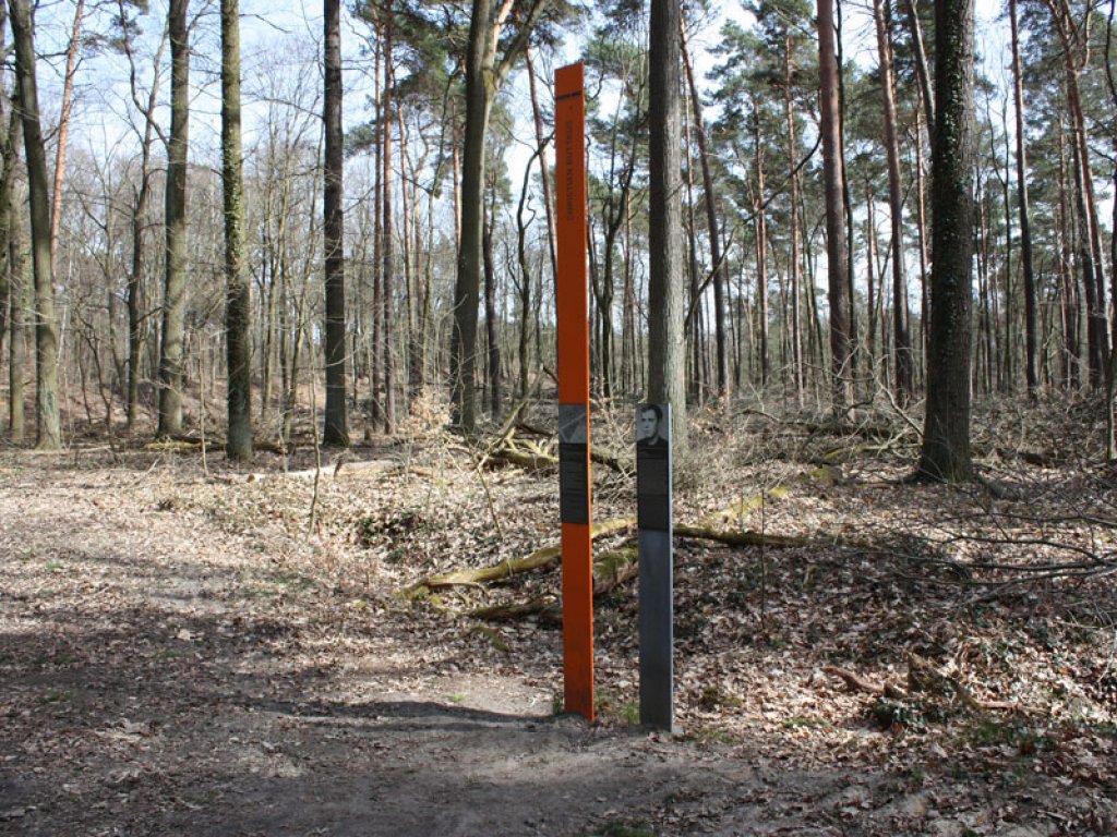 Gedenkstele für Christian Buttkus, der am 4. März 1965 bei einem Fluchtversuch erschossen wurde, am Königsweg zwischen Kleinmachnow und Berlin-Zehlendorf; Aufnahme 2015
