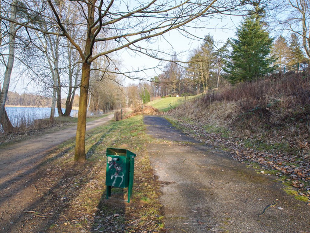 Kolonnenweg (rechts) der DDR-Grenzanlagen, der am Griebnitzsee in Potsdam-Babelsberg zu einem Beobachtungsturm der DDR-Grenztruppen führte; Aufnahme 2015