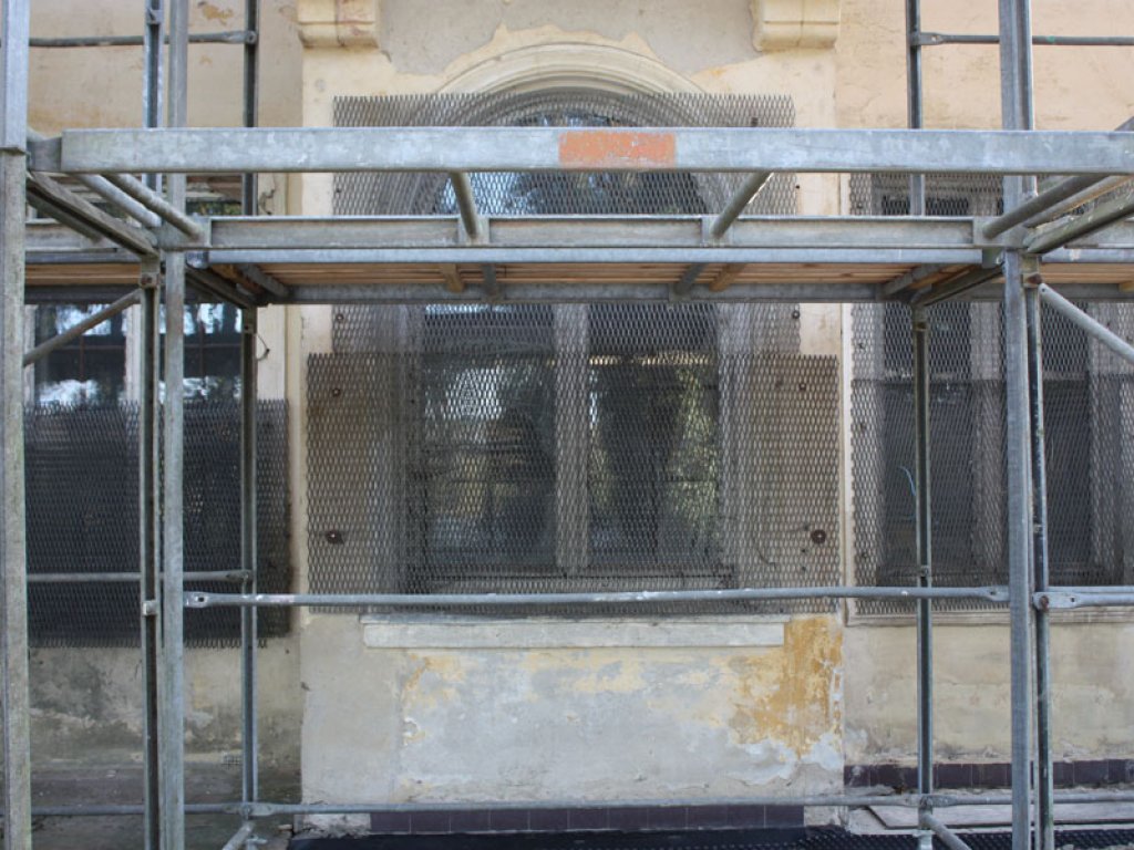 Rekonversion: Streckmetallgitterzaun der DDR-Grenzanlagen als Fenster-Einbruchschutz einer Villa in der Potsdamer Bertinistraße, nördlich des Schiffs-Grenzübergangs Nedlitz; Aufnahme 2015