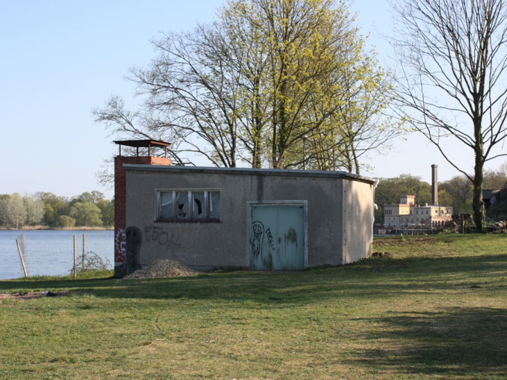 Transformatorenschuppen des ehemaligen Wasser-Grenzübergangs Nedlitz in Potsdam; Aufnahme 2015