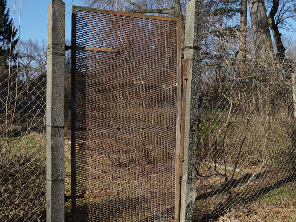 Rekonversion von Streckmetallgitterzaunteilen der DDR-Grenzanlagen als Gartentor auf der Halbinsel Meedehorn bei Sacrow; Aufnahme 2015
