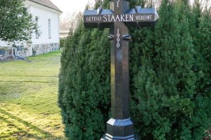 Granitkreuz zur Erinnerung an die von 1951 bis 1990 währende Teilung Staakens an der Dorfkirche in Alt-Staaken, errichtet im Jahr 2000; Aufnahme 2015