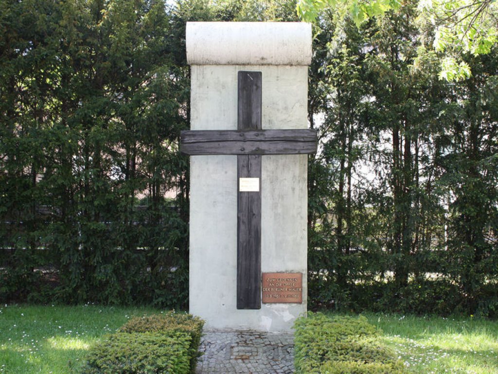 Denkmal für die Opfer der Berliner Mauer in Frohnau/Glienicke Nordbahn  ̶  zugleich Gedenkkreuz für Herbert Bauer (erschossen 1952) und Michael Bittner (erschossen 1986) (2); Aufnahme 2015