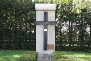 Denkmal für die Opfer der Berliner Mauer in Frohnau/Glienicke Nordbahn  ̶  zugleich Gedenkkreuz für Herbert Bauer (erschossen 1952) und Michael Bittner (erschossen 1986) (2); Aufnahme 2015