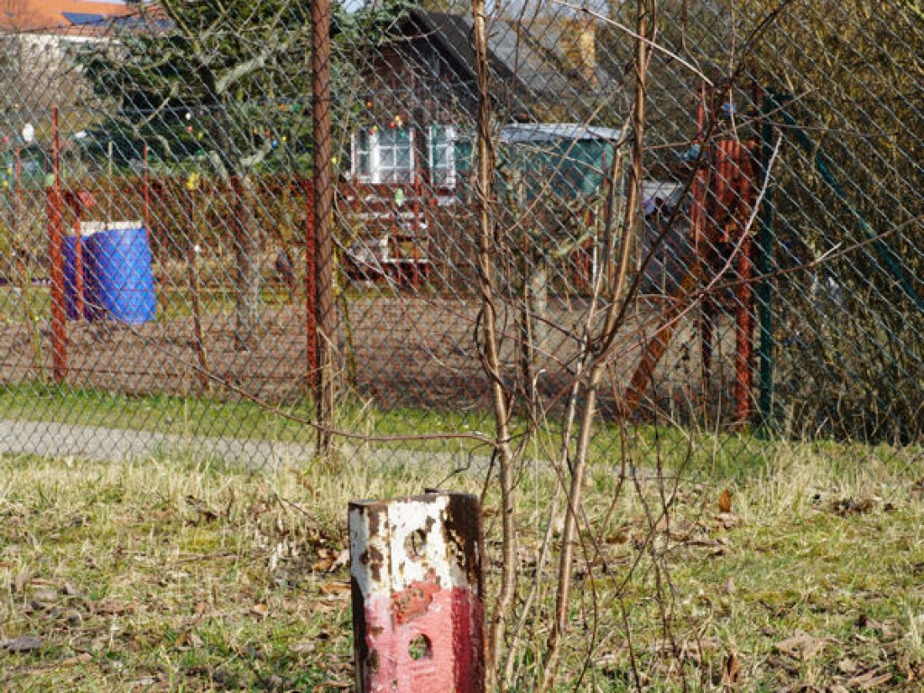 Grenzmarkierungspfosten nördlich der Bösebrücke; Aufnahme 2015