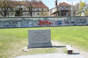 Gedenkstein der Sophiengemeinde für die Opfer des Zweiten Weltkriegs und der deutschen Teilung und erhaltene "Grenzmauer 75" auf dem Gedenkstättenareal an der Bernauer Straße; Aufnahme 2015