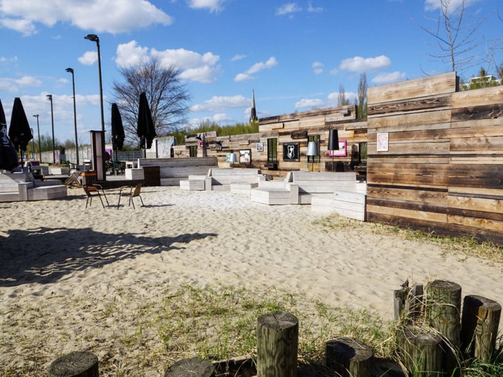 Hinterlandsicherungsmauer an der Strandbar im Grenzgebiet an der Caroline-Michaelis-Straße; Aufnahme 2015