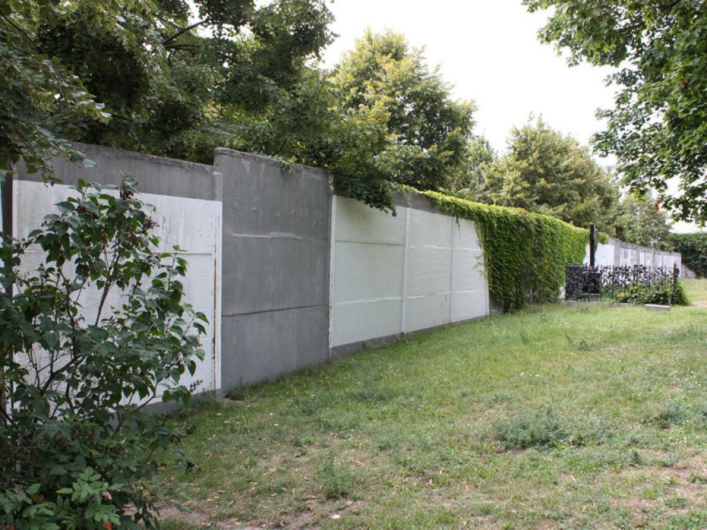 Hinterlandsicherungmauer (Ostansicht) auf dem Invalidenfriedhof am Spandauer Schifffahrtskanal; Aufnahme 2016
