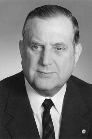Alexander Schalck-Golodkowski baut den 1966 neu gegründeten Bereich Kommerzielle Koordinierung mit auf; Aufnahme 17.März 1988