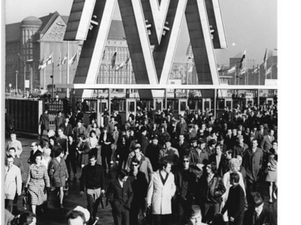 Besucherstrom auf der Leipziger Frühjahrsmesse; Aufnahme 17. März 1972