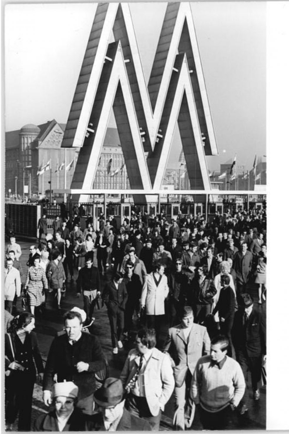 Besucherstrom auf der Leipziger Fr&uuml;hjahrsmesse; Aufnahme 17. M&auml;rz 1972