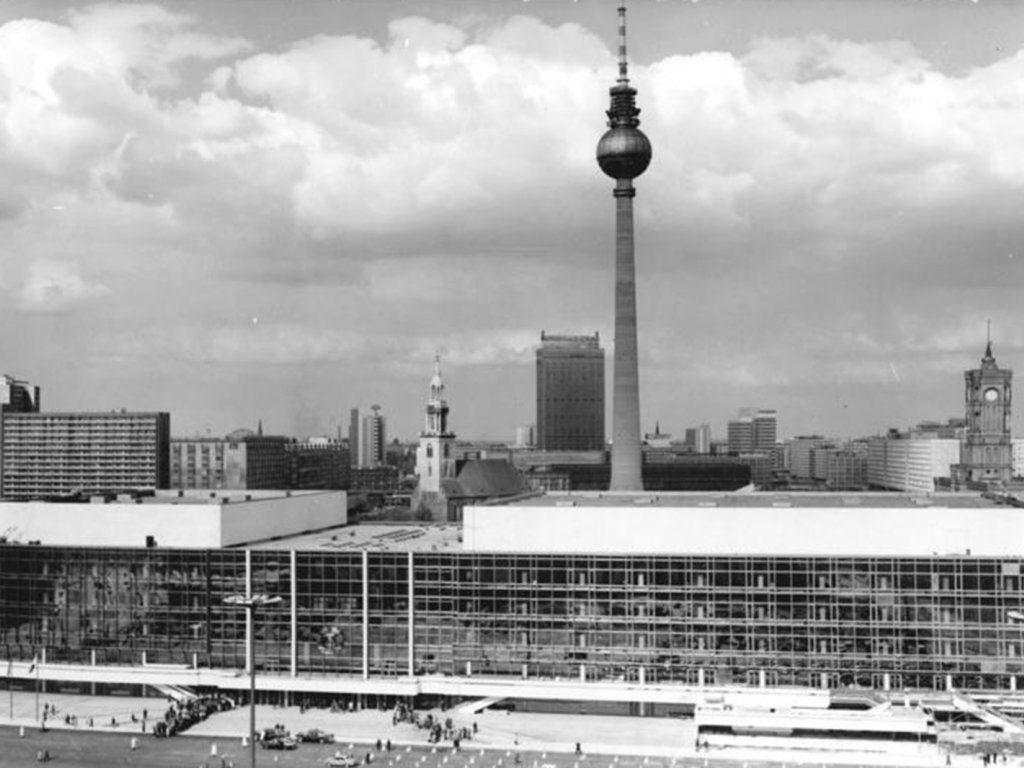 Palast der Republik in Ost-Berlin; Aufnahme 23.April 1976 Palast der Republik in Ost-Berlin; Aufnahme 23.April 1976