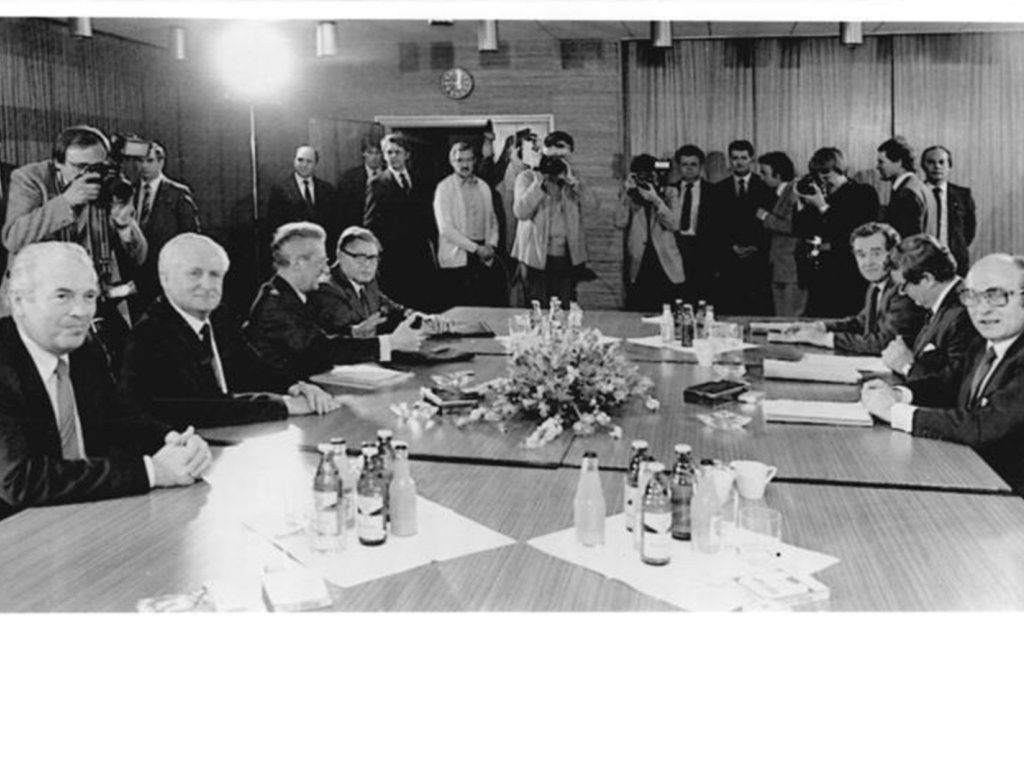 SED-Politbüromitglied Günter Mittag in Bonn (2. v. l.) mit Bundeswirtschaftsminister Otto Graf Lambsdorff (r.), DDR-Staatssekretär Gerhard Beil (3. v. l.) und dem Leiter der Ständigen Vertretung der DDR Ewald Moldt (l.); Aufnahme 18. April 1983  SED-Politbüromitglied Günter Mittag in Bonn (2. v. l.) mit Bundeswirtschaftsminister Otto Graf Lambsdorff (r.), DDR-Staatssekretär Gerhard Beil (3. v. l.) und dem Leiter der Ständigen Vertretung der DDR Ewald Moldt (l.); Aufnahme 18. April 1983