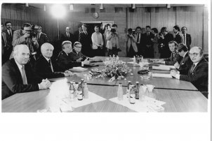 SED-Politbüromitglied Günter Mittag in Bonn (2. v. l.) mit Bundeswirtschaftsminister Otto Graf Lambsdorff (r.), DDR-Staatssekretär Gerhard Beil (3. v. l.) und dem Leiter der Ständigen Vertretung der DDR Ewald Moldt (l.); Aufnahme 18. April 1983