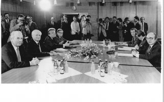 SED-Politbüromitglied Günter Mittag in Bonn (2. v. l.) mit Bundeswirtschaftsminister Otto Graf Lambsdorff (r.), DDR-Staatssekretär Gerhard Beil (3. v. l.) und dem Leiter der Ständigen Vertretung der DDR Ewald Moldt (l.); Aufnahme 18. April 1983