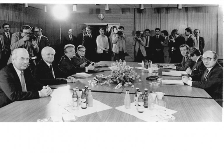 SED-Politbüromitglied Günter Mittag in Bonn (2. v. l.) mit Bundeswirtschaftsminister Otto Graf Lambsdorff (r.), DDR-Staatssekretär Gerhard Beil (3. v. l.) und dem Leiter der Ständigen Vertretung der DDR Ewald Moldt (l.); Aufnahme 18. April 1983
