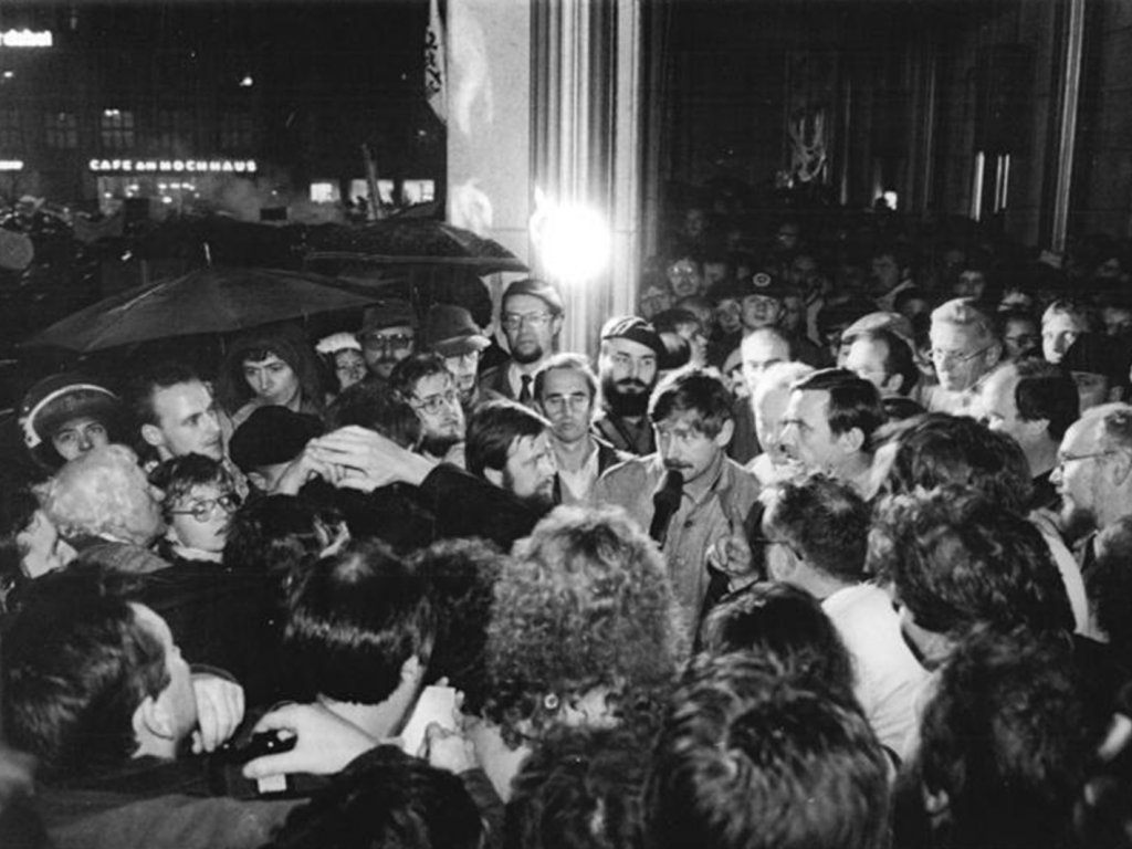 Nach den Friedensgebeten auf dem Karl-Marx-Platz in Leipzig: DDR-Bürger demonstrieren für demokratische Verhältnisse; Aufnahme: 6. November 1989
