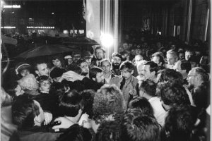 Nach den Friedensgebeten auf dem Karl-Marx-Platz in Leipzig: DDR-Bürger demonstrieren für demokratische Verhältnisse; Aufnahme: 6. November 1989