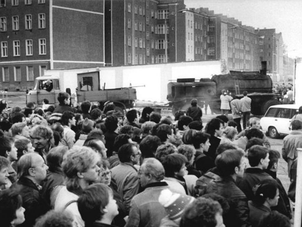 DDR-Grenztruppen errichten in Höhe der Oderberger/Schwedter Straße den neuen Grenzübergang Eberswalder Straße; Aufnahme 11. November 1989