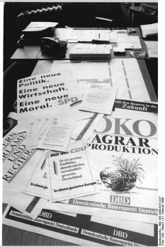 Wahlplakate und Flugblätter für den Wahlkampf vom Druckkombinat Berlin in der Ost-Berliner Reinhold-Huhn-Straße; Aufnahme 21. Februar 1990