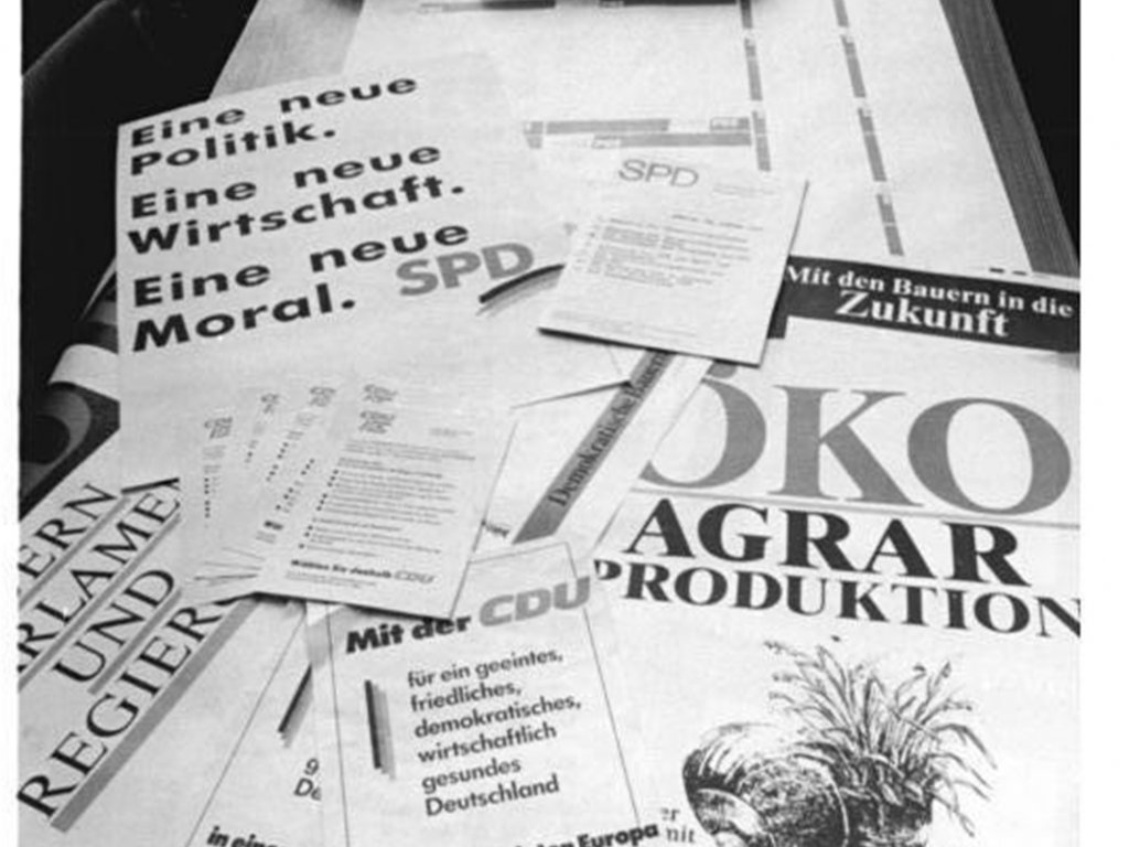 Wahlplakate und Flugblätter für den Wahlkampf vom Druckkombinat Berlin in der Ost-Berliner Reinhold-Huhn-Straße; Aufnahme 21. Februar 1990