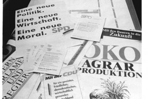 Wahlplakate und Flugblätter für den Wahlkampf vom Druckkombinat Berlin in der Ost-Berliner Reinhold-Huhn-Straße; Aufnahme 21. Februar 1990