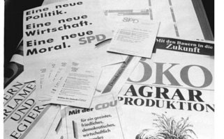 Wahlplakate und Flugblätter für den Wahlkampf vom Druckkombinat Berlin in der Ost-Berliner Reinhold-Huhn-Straße; Aufnahme 21. Februar 1990