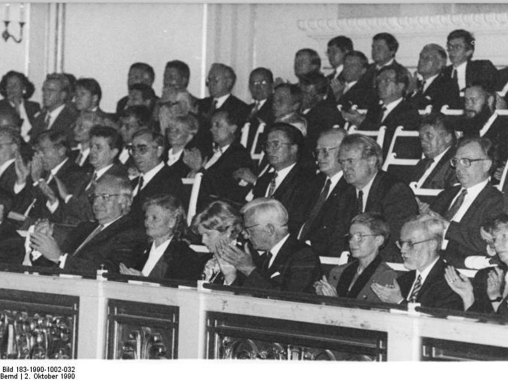 Beginn des Festaktes zum Tag der Deutschen Einheit im Berliner Schauspielhaus (v. r. n. l. Sabine Bergmann-Pohl, Lothar de Maiziere, Richard von Weizsäcker, Helmut Kohl und Günther Krause); Aufnahme 2. Oktober 1990  Beginn des Festaktes zum Tag der Deutschen Einheit im Berliner Schauspielhaus (v. r. n. l. Sabine Bergmann-Pohl, Lothar de Maiziere, Richard von Weizsäcker, Helmut Kohl und Günther Krause); Aufnahme 2. Oktober 1990