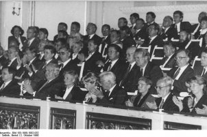 Beginn des Festaktes zum Tag der Deutschen Einheit im Berliner Schauspielhaus (v. r. n. l. Sabine Bergmann-Pohl, Lothar de Maiziere, Richard von Weizsäcker, Helmut Kohl und Günther Krause); Aufnahme 2. Oktober 1990
