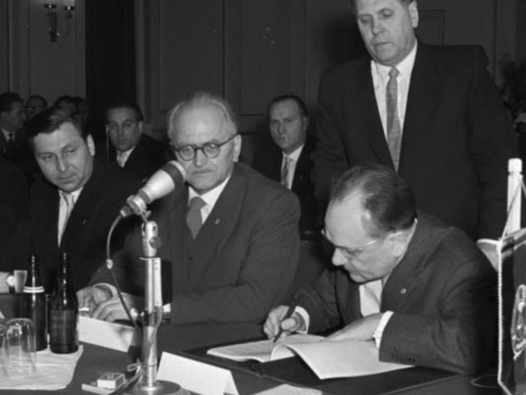 Bruno Leuschner, Vorsitzender der Staatlichen Planungkommision der DDR, vertritt die DDR auf der 14. Tagung des RGW in Ost-Berlin; Aufnahme 3. März 1961