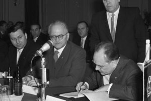 Bruno Leuschner, Vorsitzender der Staatlichen Planungkommision der DDR, vertritt die DDR auf der 14. Tagung des RGW in Ost-Berlin; Aufnahme 3. März 1961
