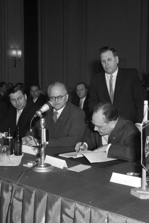 Bruno Leuschner, Vorsitzender der Staatlichen Planungkommision der DDR, vertritt die DDR auf der 14. Tagung des RGW in Ost-Berlin; Aufnahme 3. März 1961