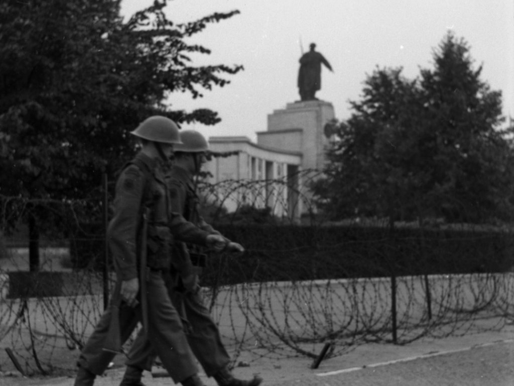 Angehörige der britischen Truppen in Berlin vor der Umzäunung des sowjetischen Ehernmals in der Straße des 17. Juni; Aufnahmedatum unbekannt