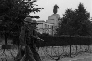 Angehörige der britischen Truppen in Berlin vor der Umzäunung des sowjetischen Ehernmals in der Straße des 17. Juni; Aufnahmedatum unbekannt
