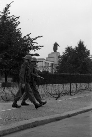 Angehörige der britischen Truppen in Berlin vor der Umzäunung des sowjetischen Ehernmals in der Straße des 17. Juni; Aufnahmedatum unbekannt