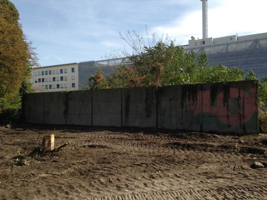 Hinterlandmauer im Grenzgebiet zwischen Berlin-Mitte und Berlin-Wedding nördlich der Ida-von-Arnim-Str., nahe dem ehemaligen Grenzübergang Chausseestraße, mit Blick auf die Zentrale des Bundesnachrichtendienstes (BND); Aufnahme 2018