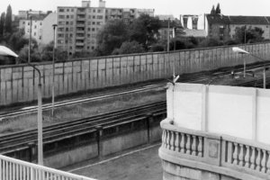Blick von der Bösebrücke auf den S-Bahnhof Bornholmer Straße, Aufnahme 1980er Jahre