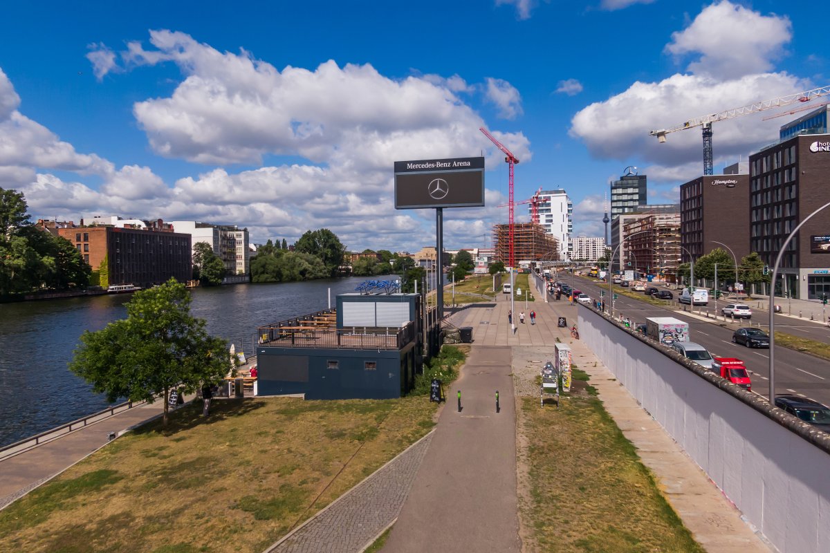 Zwischen Spree und Mühlenstraße (Westseite der „East Side Gallery“)