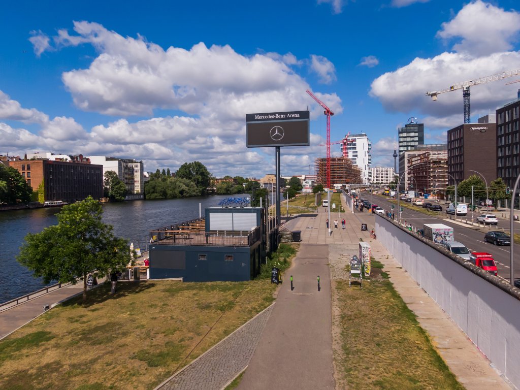 Zwischen Spree und Mühlenstraße (Westseite der „East Side Gallery“)
