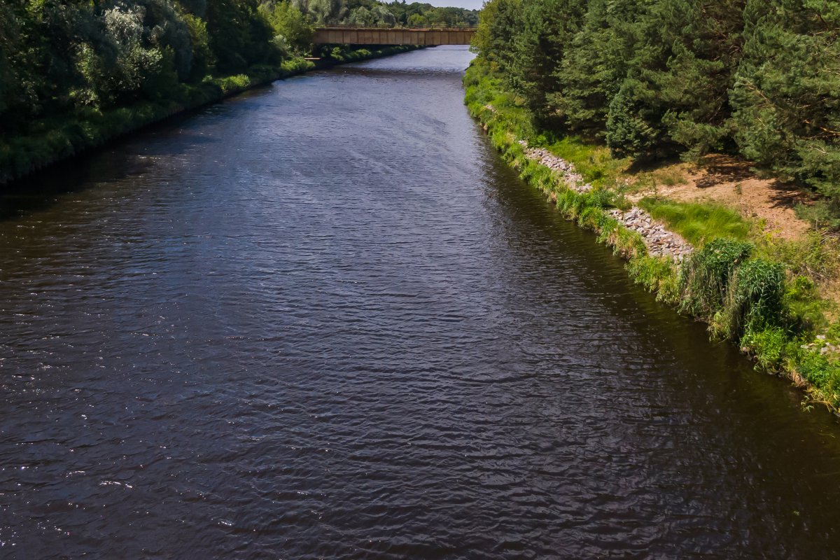 Teltowkanal, ehemaliger DDR-Wasser-Grenzübergang Dreilinden, Blick auf die stillgelegte Autobahnbrücke des alten AVUS-Zubringers