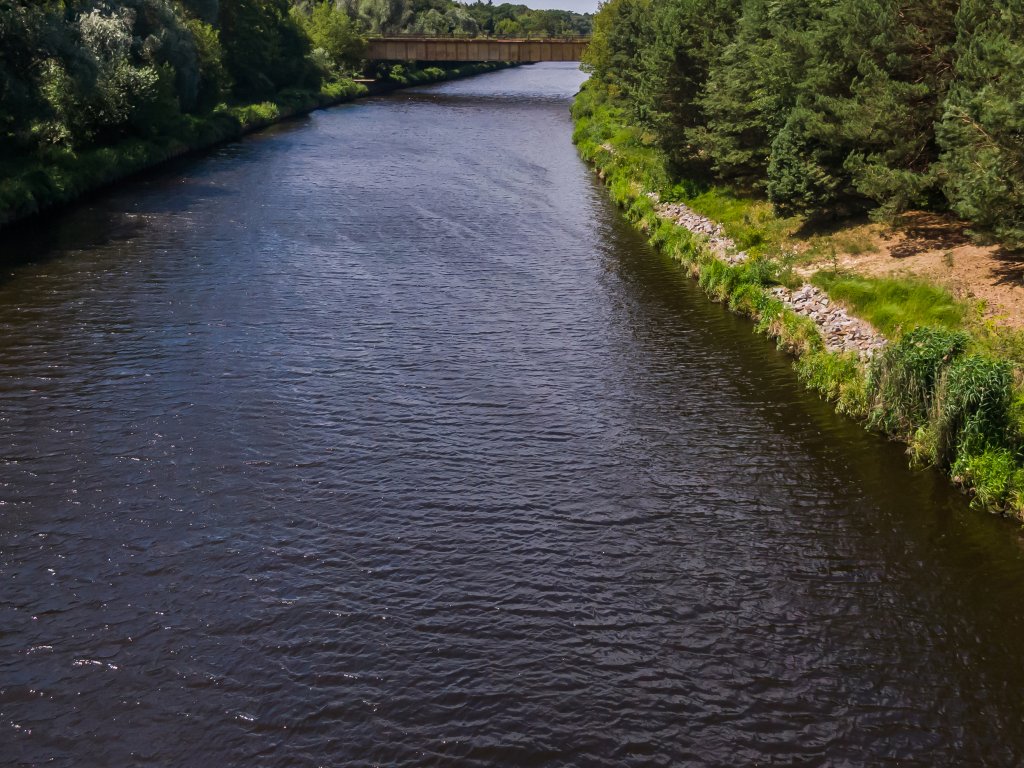 Teltowkanal, ehemaliger DDR-Wasser-Grenzübergang Dreilinden, Blick auf die stillgelegte Autobahnbrücke des alten AVUS-Zubringers