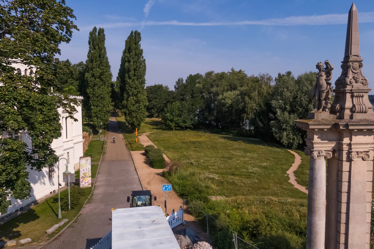 Glienicker Brücke, Villa Schoeningen, Blick in Richtung Schwanenallee