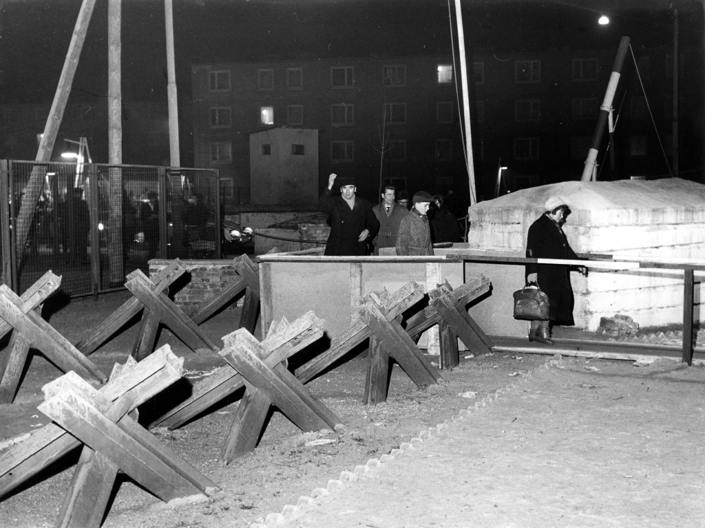 Passierscheinregelung Der RIAS-Fotograf Karl-Heinz Schubert dokumentierte die ersten Besuche der West-Berliner Verwandten an den Grenzübergängen Sonnenallee und Oberbaumbrücke, Dezember 1963
