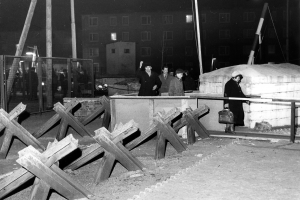 Der RIAS-Fotograf Karl-Heinz Schubert dokumentierte die ersten Besuche der West-Berliner Verwandten an den Grenzübergängen Sonnenallee und Oberbaumbrücke, Dezember 1963