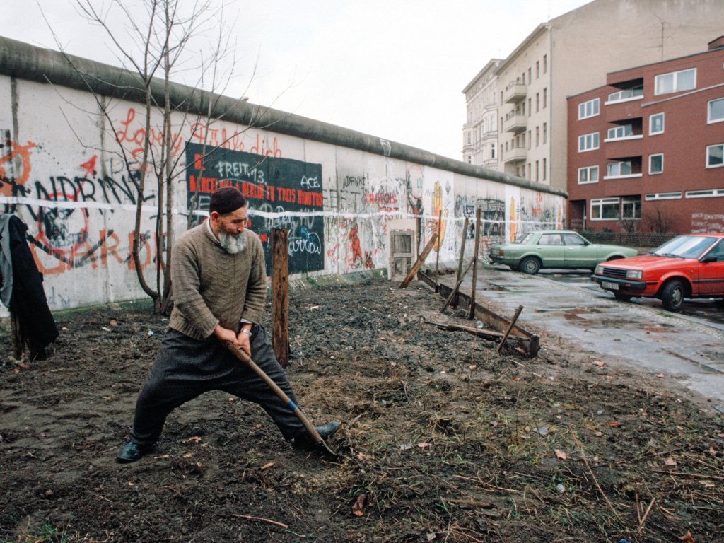 Osman Kalin legt seinen Gemüsegarten an, 15. März 1983