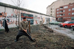 Osman Kalin legt seinen Gemüsegarten an, 15. März 1983