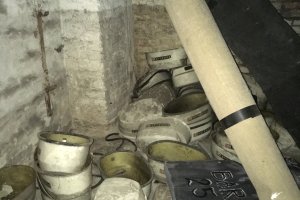 Bootsmotorenabdeckungen und ein Schild der legendären „Bar 25“: Im Keller finden sich Spuren aus der Zeit der Teilung und der Club-Nutzung des Gebäudes, 19. November 2020