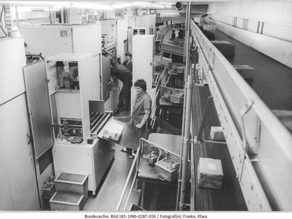 Im Postzollamt Potsdam war Anfang 1990 erstmals die Presse bei einer Postkontrolle zugegen und konnten das Öffnen und Röntgen der Sendungen dokumentieren, 7. Februar 1990